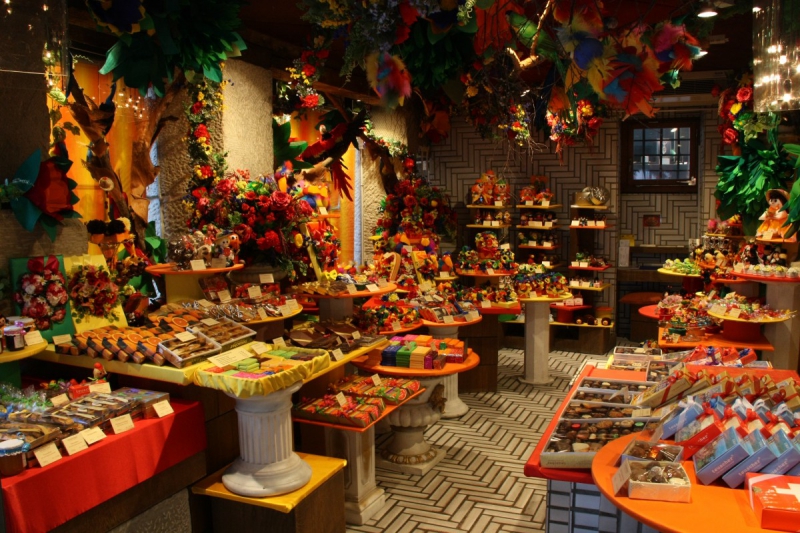 vente-ST MARTIN D ENTRAUNES-min_candy_store_chocolate_shop_chocolate_switzerland-393515